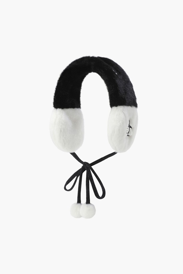 여성 2WAY 이어 머플러 블랙 MQ422LWMO2는 겨울철 방한을 위한 베이직 스타일의 이어머플러입니다. 부드러운 폴리에스터 소재로 제작되어 두꺼운 두께감과 뛰어난 보온성을 제공합니다. 리본 장식이 포인트로, 클래식, 미니멀, 걸리시한 데이트룩에 잘 어울립니다. 2WAY 디자인으로 다양한 스타일 연출이 가능하며, 무지 디자인의 블랙 컬러로 어떤 옷에도 매치하기 용이합니다.
