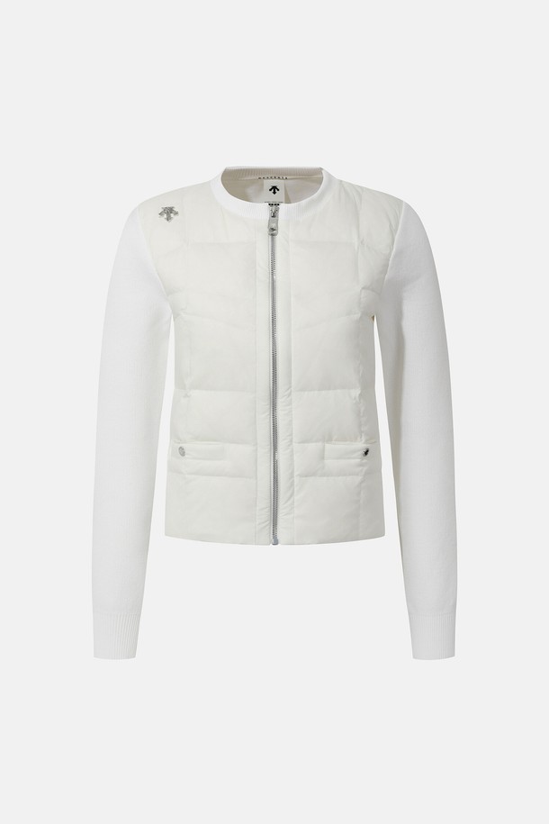 아이보리 컬러의 여성용 초경량 다운 가디건입니다. 가을과 겨울에 착용하기 좋은 집업 스타일로, 캐주얼하고 베이직한 스타일을 연출합니다. 얇은 두께감과 부드러운 촉감의 소재로 제작되었으며, 레귤러 핏으로 편안하게 착용 가능합니다. 긴 소매 기장과 무지 디자인이 특징이며, 경량 기능으로 활동성을 높였습니다. 안감은 다운으로 되어 있어 보온성을 더했습니다.
