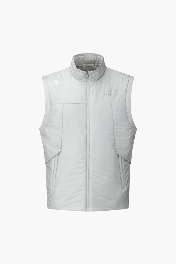 아크먼트(ACMT) 남성 경량 패딩 베스트 DQ42MFDVO1은 겨울철 골프 및 일상생활에서 활용하기 좋은 남성용 패딩 베스트입니다. 가볍고 부드러운 착용감을 제공하며, 보온과 발열 기능으로 추운 날씨에도 따뜻하게 몸을 보호합니다. 미니멀하고 스포티한 스타일의 무지 디자인으로, 다양한 옷차림에 레이어드하여 연출하기 좋습니다. 퍼텍스 원단과 발열 안감이 적용되었으며, 레귤러핏으로 편안하게 착용 가능합니다. 색상은 BLKG, LGYG 두 가지로 출시되었습니다.
