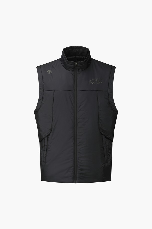 아크먼트(ACMT) 남성 경량 패딩 베스트 DQ42MFDVO1은 겨울철 라운딩과 일상에서 모두 활용 가능한 남성용 패딩 베스트입니다. 블랙과 라이트그레이 두 가지 색상으로 출시되었으며, 스포티하면서도 미니멀한 스타일을 연출합니다. 가볍고 따뜻한 착용감을 제공하며, 프리마로프트 충전재, 퍼텍스 원단, 발열 안감을 사용하여 보온성을 극대화했습니다. 집업 스타일의 레귤러핏으로 제작되었으며, 민소매 디자인으로 활동성을 높였습니다. 부드러운 촉감의 나일론과 폴리에스터 혼방 소재로 제작되어 편안함을 선사합니다.
