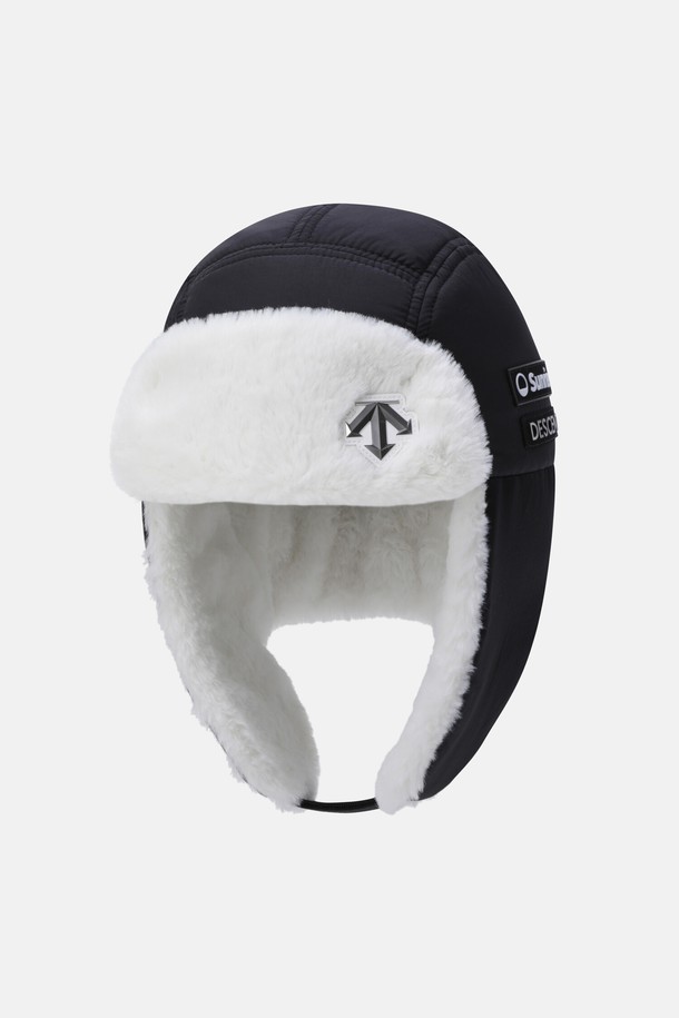 영애슬릿 패디드 트루퍼햇 블랙 SQ32JSCP92는 유아동을 위한 겨울 방한 모자입니다. 부드러운 촉감의 나일론과 폴리에스터 혼방 소재에 두꺼운 패딩 충전재와 퍼 안감을 적용하여 보온성을 높였습니다. 깊은 모자 깊이와 7cm 챙으로 찬 바람을 효과적으로 막아주며, 뒷고리 스트랩으로 사이즈 조절이 가능합니다. 무지 디자인에 와펜 장식으로 포인트를 주어 캐주얼, 미니멀, 고프코어 스타일의 겨울 데일리룩과 산책룩에 매치하기 좋습니다.
