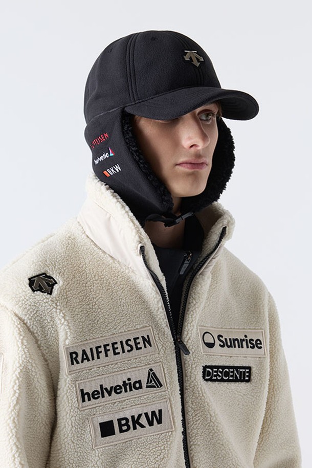 스위스 스키 플리스 트루퍼햇 블랙 SQ323ICP91은 겨울철 스키 및 스노우 스포츠 활동에 적합한 방한 모자입니다. 부드러운 플리스 소재와 폴리에스테르를 사용하여 보온성과 부드러운 촉감을 제공하며, 귀달이 디자인으로 찬 바람으로부터 얼굴과 귀를 보호합니다. 모자 깊이는 보통이며, 챙 넓이는 7.5cm입니다. 블랙 색상과 무지 패턴으로 어떤 의상에도 쉽게 매치할 수 있어 겨울 데일리룩과 여행룩에 활용하기 좋습니다. 머리둘레는 58cm입니다.
