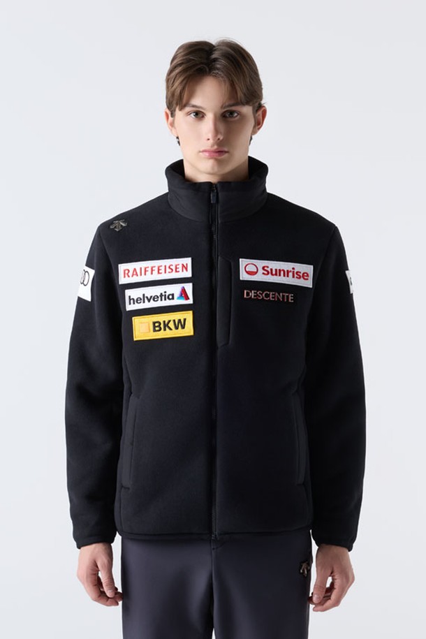 스위스 스키 헤비 본딩 플리스 재킷 블랙 SQ421SKTO2는 스키, 스포츠 활동뿐만 아니라 일상에서도 착용 가능한 남녀공용 플리스 재킷입니다. 두꺼운 두께감과 보온, 방풍 기능을 갖춘 헤비 플리스 소재에 스위스 스키 컬렉션 디자인을 더해 스포티한 무드를 연출합니다. 안감 본딩 처리로 내구성을 높였으며, 부드러운 촉감으로 편안한 착용감을 선사합니다. 집업 스타일의 레귤러 핏으로, 등산룩, 캠핑룩, 캐주얼 스타일 등 다양한 TPO에 활용 가능합니다. 블랙, 라이트베이지, 네이비 3가지 색상으로 출시되었습니다.
