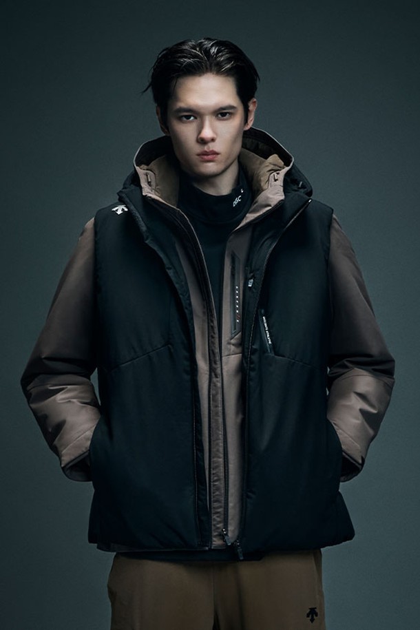 캐논 숏 덕 다운 베스트 블랙 SQ321SDV91은 남녀 공용으로, 겨울철 일상 및 캐주얼 캠핑룩에 적합한 다운 베스트입니다. 무지 디자인에 레귤러핏으로 제작되었으며, 숏 기장과 집업 여밈 방식으로 편안하게 착용할 수 있습니다. 보온성을 높여주는 두꺼운 두께감에 오리 솜털 80%, 오리 깃털 20%의 덕다운 충전재를 사용하여 가볍고 따뜻합니다. 폴리에스터, 나일론, 폴리우레탄 혼방의 겉감으로 제작되어, 스포티하고 캐주얼한 스타일을 연출합니다. 민소매 디자인으로 활동성을 높였으며, 블랙과 라이트베이지 두 가지 색상으로 출시되었습니다.
