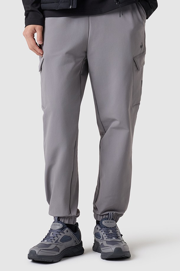 유니 레귤러핏 조거 나일론스판 기모 팬츠 - 그레이 QQ423EPTO2는 부드러운 촉감의 나일론, 폴리우레탄 혼방 소재에 기모 안감을 더해 보온성을 높인 겨울용 조거 팬츠입니다. 레귤러핏으로 제작되어 편안한 착용감을 제공하며, 남녀 모두 착용 가능한 디자인입니다. 일상, 집콕룩, 산책룩 등 다양한 TPO에 활용 가능하며, 캐주얼, 스포티, 미니멀 스타일을 연출하기 좋습니다. 밴딩 처리와 스판 소재로 활동성을 더하였습니다. 그레이 컬러의 무지 디자인으로 어떤 상의에도 쉽게 매치할 수 있습니다.
