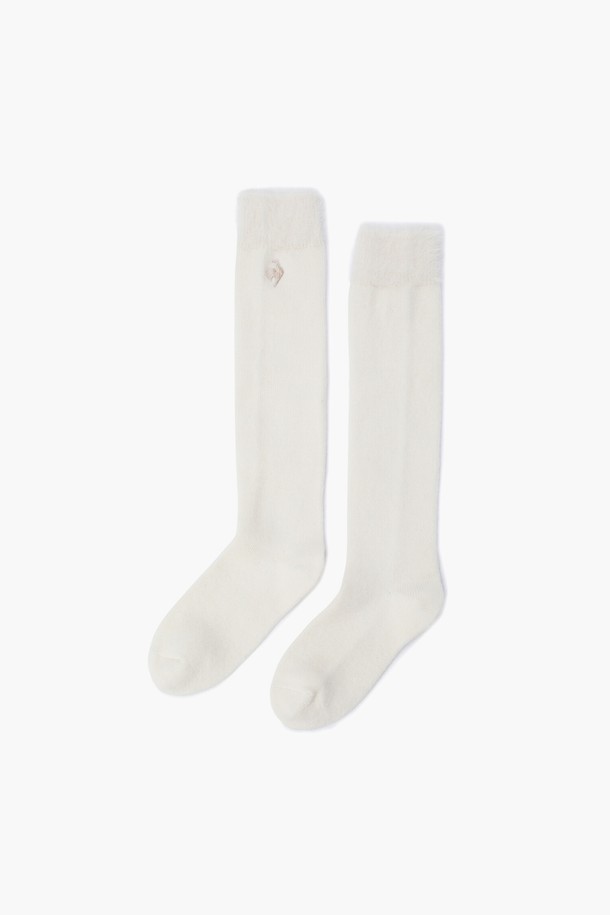 여성 날개사 포인트 울 니삭스 _크렘 GQ422LKSO1은 봄, 가을, 겨울 시즌에 골프룩 연출을 위한 니삭스입니다. 부드러운 촉감의 두꺼운 두께감으로 보온성을 높였으며, 크림과 블랙 두 가지 색상으로 제공됩니다. 모, 나일론, 폴리에스터, 레이온, 폴리우레탄 혼방 소재로 제작되어 편안한 착용감을 선사합니다. 클래식하고 미니멀한 스타일의 날개사 포인트 디자인이 특징입니다. 골프 라운딩 시 세련된 스타일을 완성해보세요.
