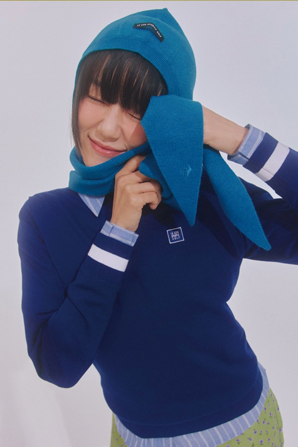 여성 니트 스카프 바라클라바 _BLUE GQ422LSAO2는 부드러운 촉감의 폴리에스터, 아크릴, 모 혼방 니트 소재로 제작된 방한 보온 바라클라바입니다. 겨울철 골프룩에 스포티한 스타일을 더하며, 무지 디자인과 두꺼운 두께로 얼굴 전체를 따뜻하게 보호해 줍니다. BLUE, LPNK, MGRY 세 가지 색상으로 제공됩니다. 스카프 형태로 디자인되어, 다양한 스타일 연출이 가능합니다. 추운 날씨에도 따뜻하고 스타일리시하게 골프를 즐기세요.
