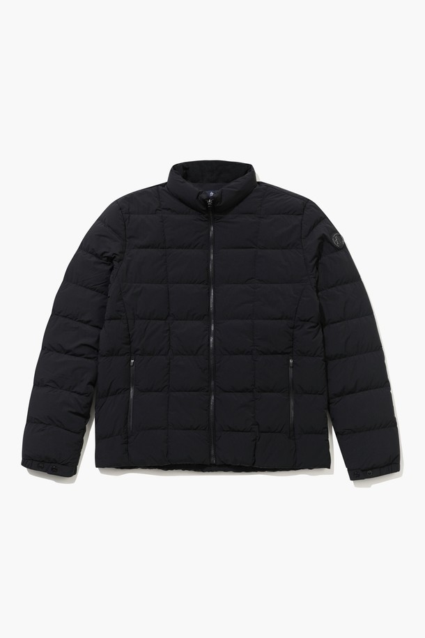 남성 스윙 다운 점퍼 블랙 MQ421MJPO1은 겨울철 골프 및 일상생활에서 스포티한 스타일을 연출할 수 있는 다운 점퍼입니다. 부드러운 촉감의 나일론, 폴리우레탄 소재로 제작되었으며, 두꺼운 두께감으로 뛰어난 보온성을 제공합니다. 레귤러핏 디자인에 집업 여밈 방식으로 편안하게 착용 가능하며, 크롭 기장으로 활동성을 높였습니다. 거위 솜털 충전재를 사용하여 가볍고 따뜻하며, 블랙 컬러와 무지 패턴으로 미니멀한 디자인을 강조했습니다. 긴 소매 기장의 패딩 형태 아우터로, 겨울철 골프룩을 완성해 보세요.
