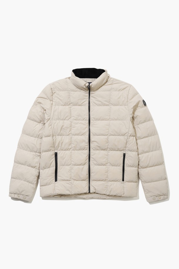 남성 스윙 다운 점퍼 베이지 MQ421MJPO1은 겨울철 골프 및 일상생활에서 스타일리시하게 착용할 수 있는 남성용 다운 점퍼입니다. 캐주얼하고 스포티한 무드의 무지 디자인에 레귤러핏으로 제작되어 편안한 착용감을 제공합니다. 부드러운 촉감의 나일론, 폴리우레탄, 거위솜털, 거위깃털 혼방 소재로 제작되어 보온성과 경량성을 동시에 갖췄습니다. 두꺼운 두께감으로 뛰어난 보온성을 자랑하며, 퀼팅 디자인과 집업 여밈 방식이 특징입니다. 긴 소매 기장의 패딩 코트 타입으로, 겨울철 포근함과 스타일을 모두 잡을 수 있는 아이템입니다.
