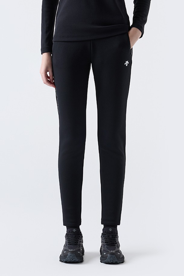 트레이닝 강기모 팬츠 블랙 SQ423TFPO1은 남녀 모두 착용 가능한 스포티한 스타일의 트레이닝 팬츠입니다. 가을, 겨울 시즌에 적합하며, 부드러운 촉감의 기모 안감과 두꺼운 두께로 따뜻하게 착용할 수 있습니다. 허리 밴딩과 내부 스트링으로 편안한 착용감을 제공하며, 슬림핏 디자인으로 활동성을 높였습니다. 지퍼 포켓과 스피릿, 레터링 디테일이 특징이며, 스포츠 활동뿐 아니라 겨울 데일리룩, 집콕룩으로도 활용하기 좋습니다. 차콜 그레이 색상도 함께 만나보세요.
