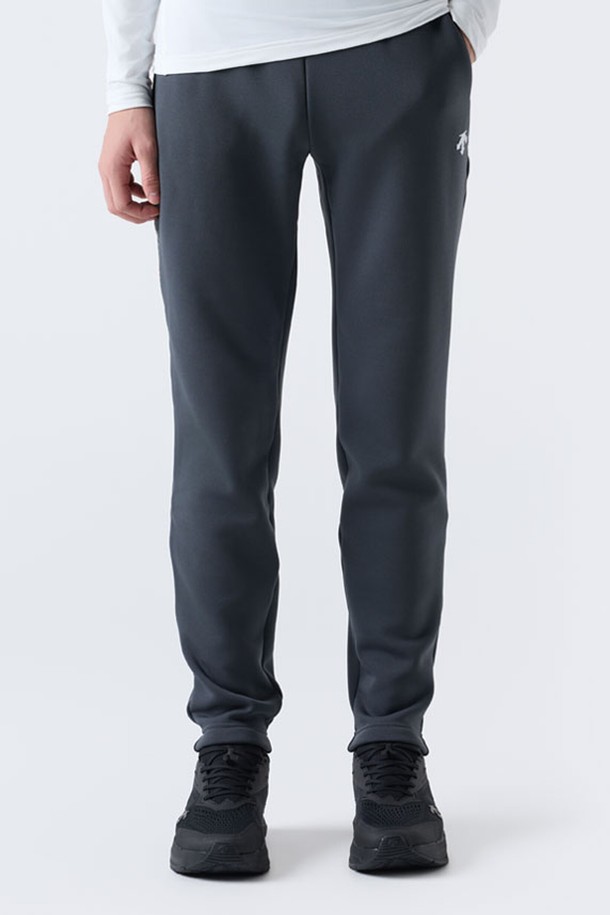 **트레이닝 강기모 팬츠 차콜 그레이 SQ423TFPO1**

가을, 겨울 시즌에 적합한 남녀 공용 트레이닝 팬츠입니다. 차콜 그레이와 블랙 두 가지 색상으로 출시되었으며, 부드러운 촉감의 기모 안감으로 따뜻하게 착용할 수 있습니다. 슬림핏 디자인에 허리 스트링과 지퍼 포켓을 더해 활동성과 실용성을 높였습니다. 스포티한 무드의 스피릿 레터링 그래픽과 스트레치성 우수한 소재로 러닝, 피트니스 등 스포츠 활동은 물론, 겨울철 데일리룩으로도 활용 가능합니다.
