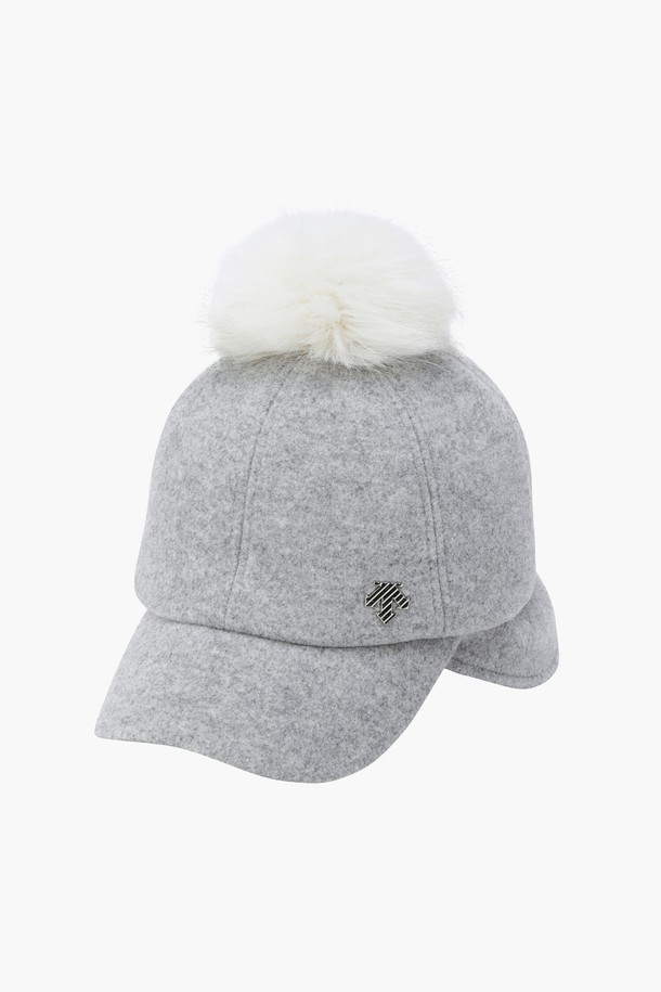 여성 폴더블 이어워머 방한캡 DQ42WFCPO6는 가을, 겨울철 방한을 위한 필수템입니다. 폴리에스터, 레이온, 아크릴, 폴리우레탄 혼방 소재로 제작되어 부드러운 촉감과 뛰어난 보온성을 제공합니다. 챙 넓이 6cm의 무지 디자인으로 클래식, 미니멀, 캐주얼 등 다양한 스타일 연출에 용이하며, 퍼 방울 장식이 포인트를 더합니다. 이어워머 기능과 탈부착, 접이식 폴더블 구조로 실용성을 높여, 여행룩, 산책룩, 연말 모임룩 등 TPO에 맞춰 활용하기 좋습니다.
