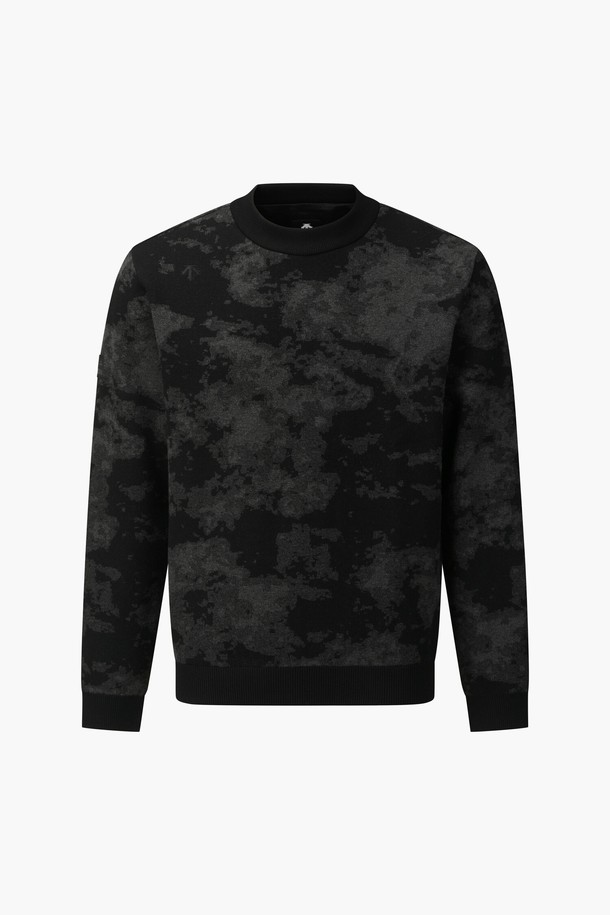 아크먼트(ACMT) 남성 자카드 모크넥 방풍 스웨터 DQ42MFKPO1는 가을과 겨울 시즌, 골프 및 일상에서 활용하기 좋은 남성용 스웨터입니다. 고급스러운 무드를 연출하는 시그니처 자카드 패턴이 돋보이며, 레이온, 폴리에스터, 나일론 혼방의 부드러운 소재로 제작되어 편안한 착용감을 선사합니다. 모던하고 클래식한 스타일을 기반으로, 레귤러 핏과 긴 소매 기장, 모크넥 디자인이 특징입니다. 특히 방풍 안감을 적용하여, 추운 날씨에도 따뜻하게 활동할 수 있으며 경량성까지 갖춰 실용성을 높였습니다. 
