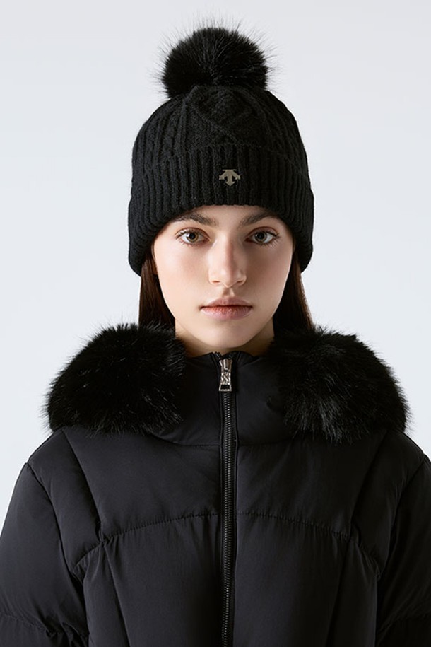 **우먼스 방울 비니 블랙 SQ422SKCO4**는 여성스러운 스타일을 완성해 줄 비니입니다. 부드러운 촉감의 나일론, 모, 폴리에스터 혼방 소재로 제작되어 가을, 겨울 시즌 따뜻하게 착용할 수 있습니다. 블랙, 브라운, 아이보리, 스카이블루 4가지 색상으로 출시되어, 출근룩이나 연말 모임룩 등 다양한 TPO에 맞춰 미니멀, 캐주얼, 클래식 스타일을 연출할 수 있습니다. 모자 깊이 23cm에 방울 디테일이 더해져 포근하고 사랑스러운 분위기를 더합니다. 한국 데상트코리아에서 제작했습니다.
