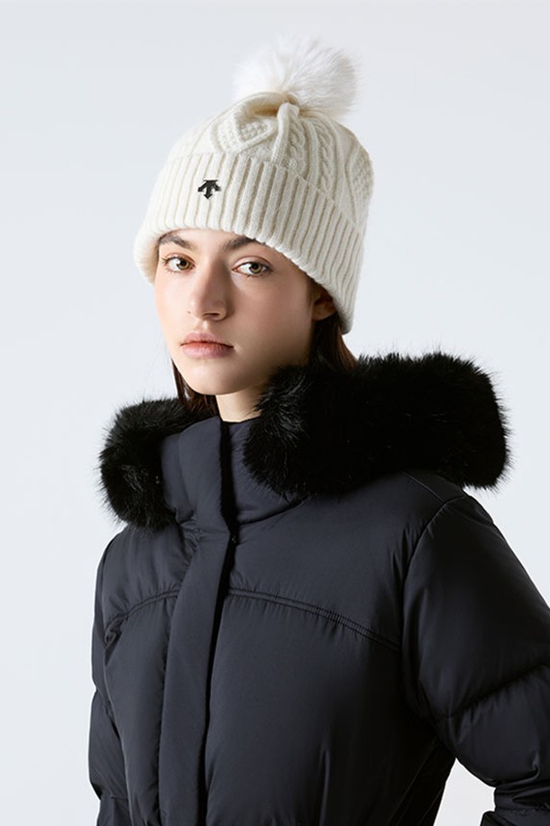 아이보리 컬러의 여성용 방울 비니, 우먼스 방울 비니 아이보리 SQ422SKCO4입니다. 부드러운 촉감의 니트 소재로 제작되어 가을, 겨울철 따뜻하게 착용할 수 있습니다. 깊은 모자 깊이와 두꺼운 두께로 보온성을 높였으며, 귀여운 방울 장식이 포인트입니다. 캐주얼, 클래식, 미니멀 스타일 모두 소화 가능하며, 블랙, 브라운, 스카이블루 색상도 준비되어 있습니다. 
