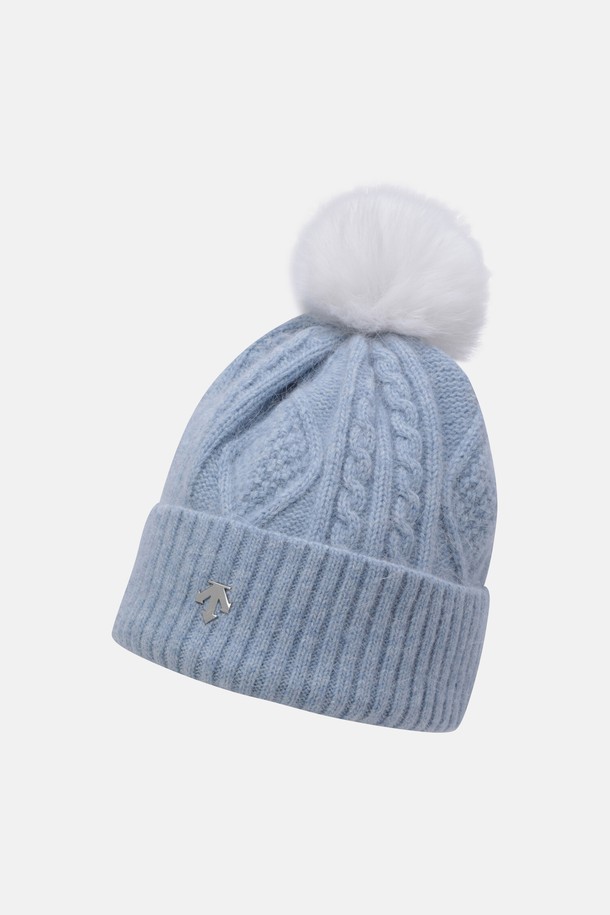 우먼스 방울 비니 스카이 블루 SQ422SKCO4는 여성용 비니입니다. 포근한 착용감을 선사하는 부드러운 촉감의 나일론, 모, 폴리에스터 혼방 소재로 제작되었으며, 가을과 겨울에 착용하기 좋습니다. 하늘색 바탕에 케이블 패턴이 돋보이며, 폼폼 디테일과 방울 장식이 사랑스러운 포인트를 더합니다. 모자 깊이 23cm, 머리둘레 56cm이며, 캐주얼, 클래식, 미니멀 스타일 모두에 잘 어울립니다.
