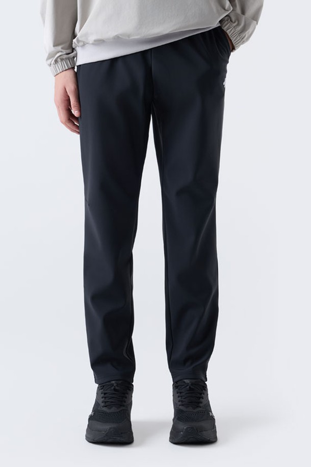 "트레이닝 본딩 기모 팬츠 블랙 SQ421TPTO2"는 남녀 공용으로 가을, 겨울에 착용하기 좋은 트레이닝 팬츠입니다. 부드러운 촉감의 기모 안감과 본딩 소재를 사용하여 보온성을 높였으며, 레귤러핏으로 편안하게 착용할 수 있습니다. 허리에는 스트링 밴딩 처리가 되어 있어 활동성을 더하고, 지퍼 포켓 디테일로 실용성을 갖췄습니다. 스포티, 캐주얼, 미니멀한 스타일을 연출하며, 집콕룩, 겨울 데일리룩, 피트니스룩 등 다양한 TPO에 활용하기 좋습니다.
