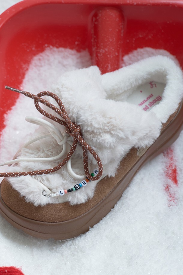 르꼬끄(Le Coq Sportif) X 론론(Ronron) 코제트 브라운 QQ422LWIO4는 여성용 슬리퍼입니다. 부드러운 브라운 컬러에 라운드 앞코 디자인으로 편안함을 더했으며, 겨울철 따뜻하게 신을 수 있도록 퍼 안감을 적용했습니다. 캐주얼, 미니멀, 클래식 스타일을 즐겨 입는 분들께 집콕룩이나 산책룩 연출을 위한 좋은 선택입니다. 폴리에스터, 천연가죽, 합성가죽 소재로 제작되었으며, 5.5cm 굽 높이의 플랫 형태입니다. 끈으로 여미는 로우탑 디자인으로, 데일리 슬리퍼로 활용하기 좋습니다.
