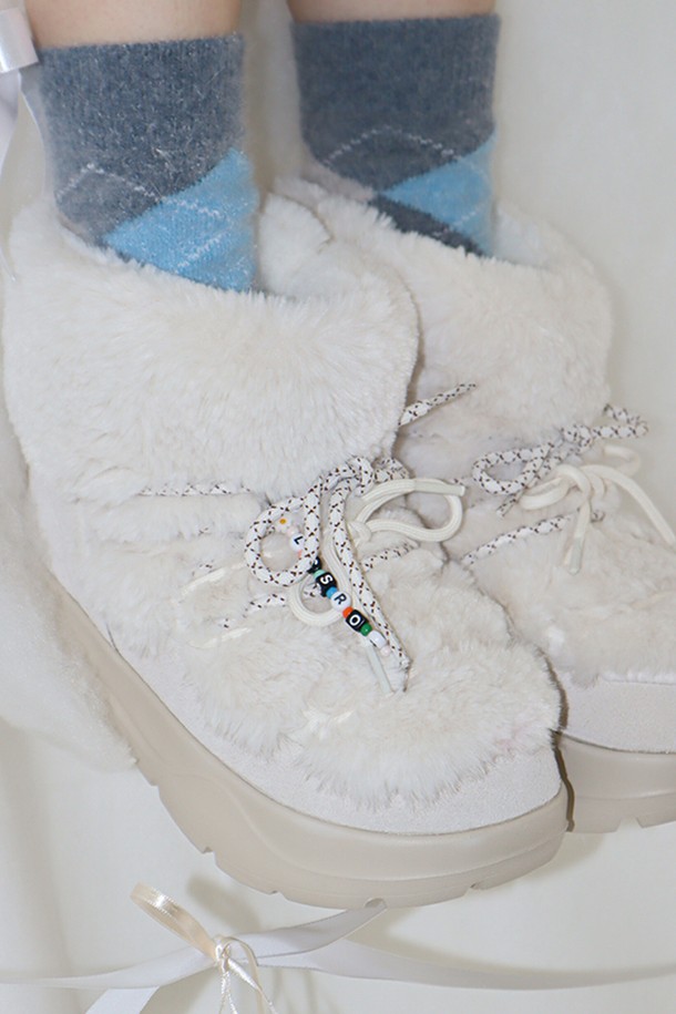 르꼬끄(Le Coq) X 론론 코제트 미드 - 아이보리 QQ422LWIO2는 여성스러운 스타일을 연출하는 여성 부츠입니다. 라운드 앞코와 미드컷 디자인이 특징이며, 가을과 겨울에 따뜻하게 착용할 수 있습니다. 아이보리 컬러의 부츠는 출근룩과 모임룩 모두에 잘 어울리며, 클래식, 미니멀, 캐주얼 스타일을 소화하기 좋습니다. 폴리에스터, 천연가죽, 합성가죽 소재로 제작되었으며, 굽 높이는 4cm입니다. 레이스업 방식으로 편안하게 신을 수 있으며, 중량은 347g입니다.
