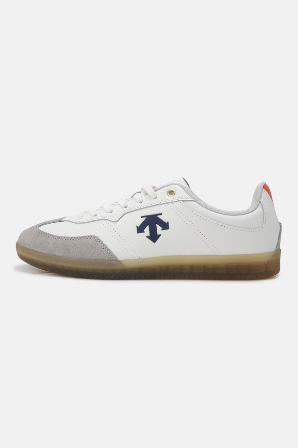 "엣지 코트 빈티지 오렌지 베이지 SR123LSN14"는 남성용 라운드 앞코의 로우탑 스니커즈입니다. 오렌지, 베이지, 화이트, 블랙 컬러로 구성되어 있으며, 천연 가죽, 폴리에스터, 합성고무를 사용하여 제작되었습니다. 굽 높이는 2.5cm이며, 플랫 굽 타입에 레이스업 방식으로 편안하게 착용 가능합니다. 빈티지한 디자인이 돋보이며, 봄, 여름, 가을 계절에 산책룩, 데이트룩, 캐주얼, 미니멀, 클래식 스타일로 연출하기 좋습니다. 안감은 폴리에스터를 사용했으며, 무지 패턴의 신발입니다.
