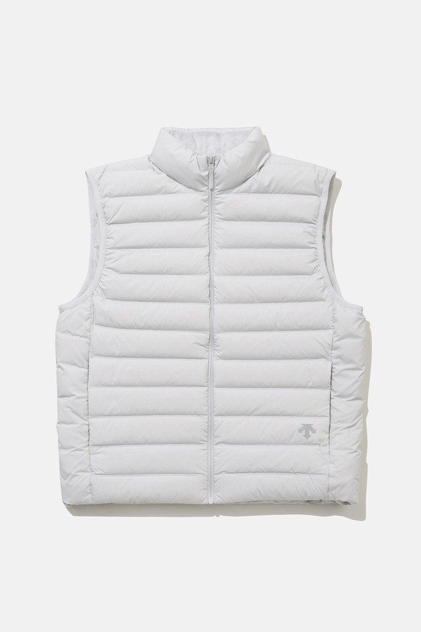 듀얼리스 경량 구스 다운 베스트 라이트 그레이 SQ421DDVO3는 가을, 겨울 시즌에 활용하기 좋은 남녀 공용 베스트입니다. 라이트 그레이 컬러의 무지 디자인으로, 캐주얼 및 스포티 스타일을 연출하기 용이하며, 일상복뿐만 아니라 등산, 캠핑, 출근룩 등 다양한 TPO에 매치할 수 있습니다. 겉감은 폴리에스터, 나일론 소재를 사용하고, 안감은 거위솜털과 거위깃털 충전재를 사용하여 보온성을 높였습니다. 퀼팅 디자인과 레귤러핏으로 제작되었으며, 집업 여밈 방식과 부드러운 촉감이 특징입니다. 두께감이 있는 경량 구스 다운 베스트로, 편안하게 착용하면서 따뜻함을 유지할 수 있습니다.
