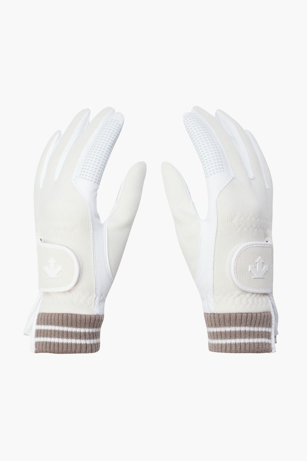 여성 360그립 방한 장갑 DQ42WFGLO2는 골프룩과 겨울 데일리룩에 모두 잘 어울리는 여성용 장갑입니다. 합성가죽, 폴리에스터, 아크릴, 폴리우레탄 등 4중 소재로 제작되어 뛰어난 보온성과 방한 기능을 제공합니다. 360도 패턴과 손바닥면 논슬립 실리콘 처리로 뛰어난 그립감을 선사하며, 기모 골조직 소재를 사용하여 부드러운 착용감을 느낄 수 있습니다. 클래식, 미니멀, 스포티한 스타일을 모두 소화하며 겨울철 라운딩 또는 일상 속에서 따뜻하고 스타일리시하게 연출할 수 있습니다. 블랙(BLKG)과 아이보리(IVYG) 두 가지 색상으로 만나보세요.
