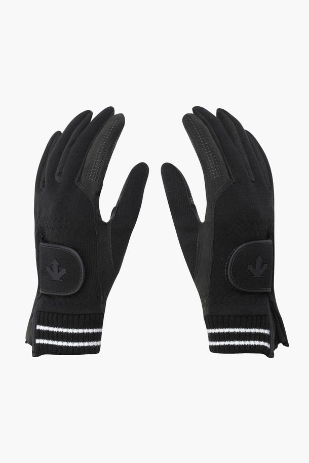 여성 360그립 방한 장갑 DQ42WFGLO2는 겨울철 골프룩과 데일리룩에 모두 잘 어울리는 방한 장갑입니다. 클래식, 미니멀, 스포티한 스타일을 아우르며, 360도 패턴으로 디자인되어 세련된 외관을 자랑합니다. 합성가죽, 폴리에스터, 아크릴, 폴리우레탄 등 다양한 소재를 사용하여 보온성과 그립감을 높였습니다. 손바닥 면에는 논슬립 실리콘 처리가 되어 미끄럼을 방지하며, 기모 골조직 소재로 더욱 따뜻하게 착용할 수 있습니다. BLKG, IVYG 두 가지 색상으로 출시되었습니다.
