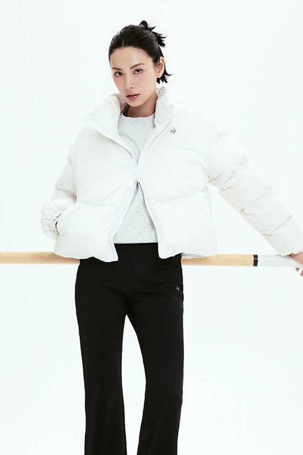 르에어로 퍼텍스 구스 크롭 다운 재킷 - 화이트 QQ422EDJN4는 여성용 다운 재킷으로, 겨울철 추위를 효과적으로 막아줍니다. 가볍고 따뜻한 거위털 충전재와 부드러운 촉감의 퍼텍스 소재를 사용하여 편안한 착용감을 제공합니다. 캐주얼, 스포티, 미니멀 스타일을 모두 소화할 수 있으며, 일상, 스포츠 활동뿐만 아니라 여행룩으로도 활용하기 좋습니다. 크롭 기장과 레귤러핏으로 세련된 핏을 연출하며, 화이트, 블랙, 핑크 세 가지 컬러로 출시되었습니다. 집업 스타일의 긴소매 디자인으로 실용성을 더했습니다.
