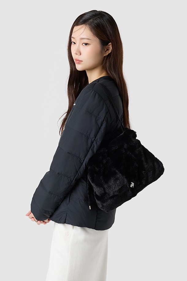 세련된 여성 3WAY 퍼 토트백 - 블랙 QQ422WBGO2입니다. 부드러운 폴리에스터 소재에 블랙 컬러의 미디엄 사이즈로, 미니멀, 클래식, 캐주얼 스타일에 잘 어울립니다. 사각 디자인에 퍼 장식으로 포인트를 주어 고급스러운 느낌을 더했습니다. 숄더백과 크로스백으로 활용 가능한 실용적인 3WAY 스타일이며, 안감은 폴리에스터와 면 혼방으로 제작되었습니다. 가벼운 230g 무게로 일상에서 편안하게 사용할 수 있습니다.
