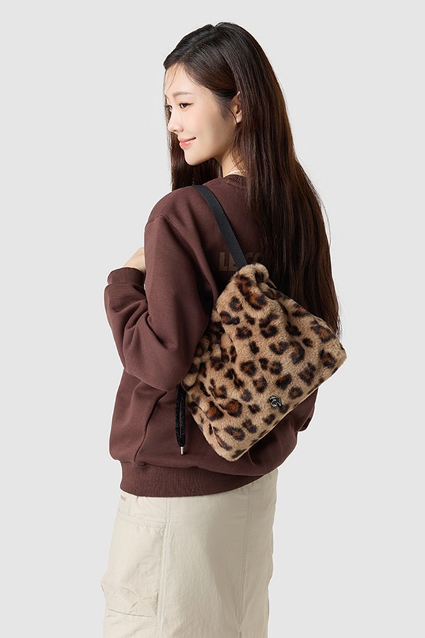 여성 3WAY 퍼 토트백 - 브라운 QQ422WBGO2는 클래식, 미니멀, 걸리시 스타일에 어울리는 토트백입니다. 부드러운 폴리에스터 소재에 퍼 디자인 장식이 더해져 포근하고 세련된 느낌을 줍니다. 미디엄 사이즈로, 가로 26.5cm, 세로 23cm, 폭 7cm이며 숄더백과 크로스백으로도 활용 가능하여 실용적입니다. 데이트룩과 모임룩에 포인트를 더할 수 있으며, 중량은 230g입니다. 
