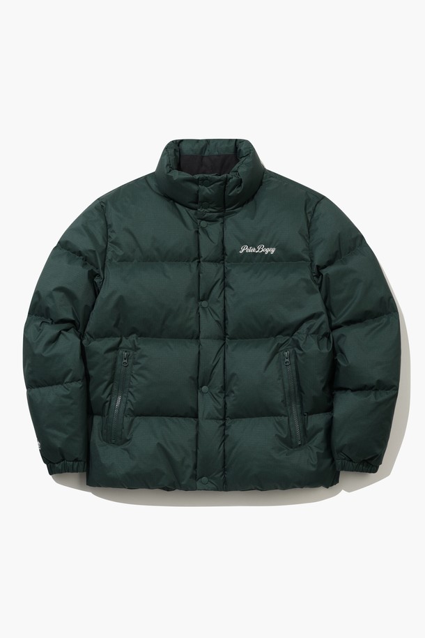 남성 푸퍼 머스코비 다운 점퍼 딥그린 MQ421PJPO3는 겨울철 스포티하고 캐주얼한 스타일을 연출하기에 좋은 다운 점퍼입니다. 딥그린 컬러의 무지 디자인으로 어떤 옷에도 쉽게 매치할 수 있으며, 골프 및 일상생활에서 활용하기 좋습니다. 넉넉한 두께감과 부드러운 촉감의 나일론 소재를 사용하여 편안한 착용감을 제공합니다. 충전재는 솜털 80%, 깃털 20%로 구성되어 보온성과 경량성을 동시에 갖췄으며, 긴 소매와 집업 여밈 방식으로 디자인되었습니다. 레귤러핏으로 제작되어 활동성을 높였으며, 안감 또한 나일론 소재로 마감되었습니다.
