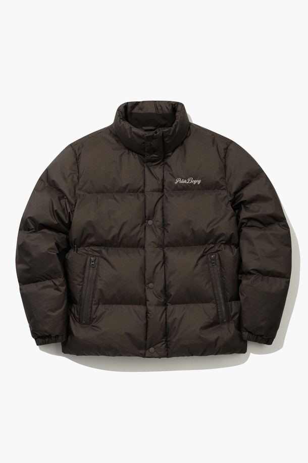 남성 푸퍼 머스코비 다운 점퍼 브라운 MQ421PJPO3는 부드러운 촉감의 나일론 소재를 사용하여 제작된 겨울용 다운점퍼입니다. 브라운 및 다크그린 컬러로 출시되었으며, 스포티와 캐주얼 스타일을 동시에 연출할 수 있습니다. 레귤러핏에 레귤러 기장으로 편안한 착용감을 제공하며, 집업 스타일로 간편하게 입고 벗을 수 있습니다. 솜털 80%, 깃털 20%의 머스코비 다운 충전재를 사용하여 보온성과 경량성을 동시에 갖춘 제품으로 골프 및 일상생활에서 활용하기 좋습니다.
