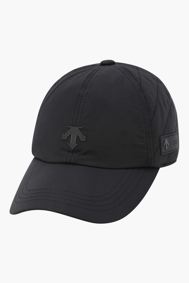 남성용 약패딩 이어워머 탈부착 볼캡 DQ42MFCPO8은 가을, 겨울 시즌 골프 및 일상생활에서 활용하기 좋은 모자입니다. 나일론, 면, 폴리에스터 혼방 소재로 제작되어 보온성이 뛰어나고, 8cm 챙으로 햇빛을 효과적으로 가려줍니다. 무지 패턴에 약패딩 두께감으로 포근하며, 탈부착 가능한 이어워머가 있어 추운 날씨에도 따뜻하게 착용할 수 있습니다. 톤 다운된 BEGG, BLKG 컬러로 캐주얼, 미니멀, 클래식 스타일의 골프룩에 잘 어울리며, 사이즈 조절 기능으로 편안한 착용감을 제공합니다.
