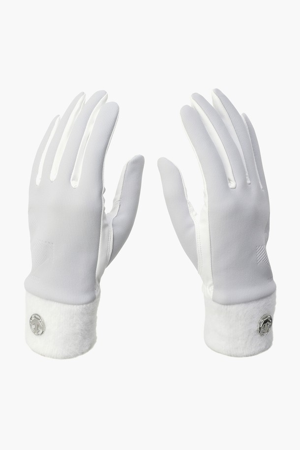 여성 방한 장갑 DQ42WFGLO3는 골프 및 겨울 데일리룩에 모두 잘 어울리는 제품입니다. 부드러운 촉감의 합성가죽, 나일론, 폴리우레탄 소재로 제작되어 보온성을 제공하며, 손목 부분에는 계절감을 살린 원사를 사용하여 디자인 포인트를 더했습니다. 클래식, 미니멀, 캐주얼 스타일을 모두 소화할 수 있으며, 스피릿 포인트 디테일로 세련된 분위기를 연출합니다. BLKG, LGYG 컬러로 출시되어 다양한 겨울 코디에 활용하기 좋습니다.
