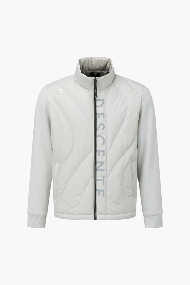 남성 웨이브 퀼팅 하이브리드 다운 점퍼 DQ42MFKOO3는 뛰어난 보온성과 스타일리시함을 동시에 갖춘 겨울철 필수 아우터입니다. 골프와 일상 모두에 적합하며, 스포티, 미니멀, 클래식 스타일을 연출할 수 있습니다. 퀼팅 패턴과 레귤러핏 디자인은 세련된 외관을 제공하며, 집업 스타일로 편안하게 착용할 수 있습니다. 나일론, 모, 폴리에스터, 거위 솜털, 거위 깃털 혼방 소재와 발열 안감으로 제작되어 추운 날씨에도 따뜻함을 유지합니다. 두꺼운 두께감과 부드러운 촉감, 긴 소매 기장이 특징입니다.
