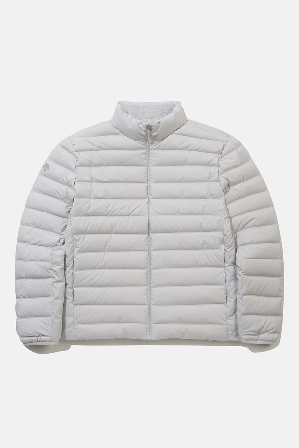 듀얼리스 경량 구스 다운 재킷 (라이트 그레이 SQ421DDJO3)은 겨울철 일상 및 캐주얼 스타일을 위한 남녀공용 아우터입니다. 미니멀하고 베이직한 디자인으로, 가볍고 부드러운 촉감의 폴리에스터, 나일론 혼방 소재를 사용하여 편안함을 제공합니다. 두꺼운 두께감과 긴 소매, 집업 스타일로 보온성을 높였으며, 튜브형 구조와 보아 소재 칼라, 다운팩 미사용, 보온성 강화 등의 특징을 갖췄습니다. 경량, 보온, 방풍 기능을 통해 겨울철 데일리룩, 산책, 여행 시에도 따뜻하고 쾌적하게 착용할 수 있습니다. 레귤러핏과 무지 디자인으로 다양한 스타일에 쉽게 매치할 수 있습니다.
