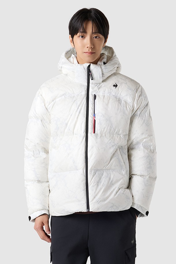 유니 레귤러핏 벤쳐 구스 숏다운자켓 - 화이트 QQ423EDJN1은 남녀 모두 착용 가능한 캐주얼 및 스포티 스타일의 숏패딩입니다. 겨울철 보온성을 책임지는 두꺼운 두께감과 부드러운 촉감의 나일론, 폴리우레탄, 거위솜털, 거위깃털 혼방 소재로 제작되었습니다. 후드 디자인과 집업 여밈 방식으로 편안함을 더했으며, 가볍고 따뜻한 구스다운 충전재가 특징입니다. 레귤러핏으로 제작되어 편안한 착용감을 제공하며, 무지 스타일로 다양한 룩에 활용하기 좋습니다. 블랙, 그레이블루, 화이트 3가지 색상으로 만나보세요.
