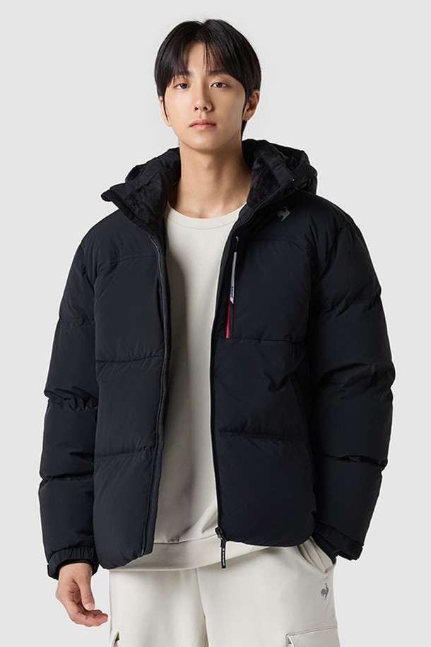 유니 레귤러핏 벤쳐 구스 숏다운자켓 - 블랙 QQ423EDJN1은 남녀 모두 착용 가능한 유니섹스 스타일의 다운자켓입니다. 캐주얼 및 스포티한 무드를 연출하며, 일상생활에서 편안하게 착용하기 좋습니다. 겨울철 보온성을 책임지는 두꺼운 두께감의 구스다운 충전재와 가볍고 부드러운 나일론, 폴리우레탄 혼방 소재로 제작되었습니다. 무지 디자인에 지퍼형 여밈 방식으로 간결함을 더했으며, 숏 기장과 레귤러핏으로 활동성을 높였습니다. 블랙, 그레이 블루, 오프 화이트 세 가지 컬러 옵션으로 만나보세요.
