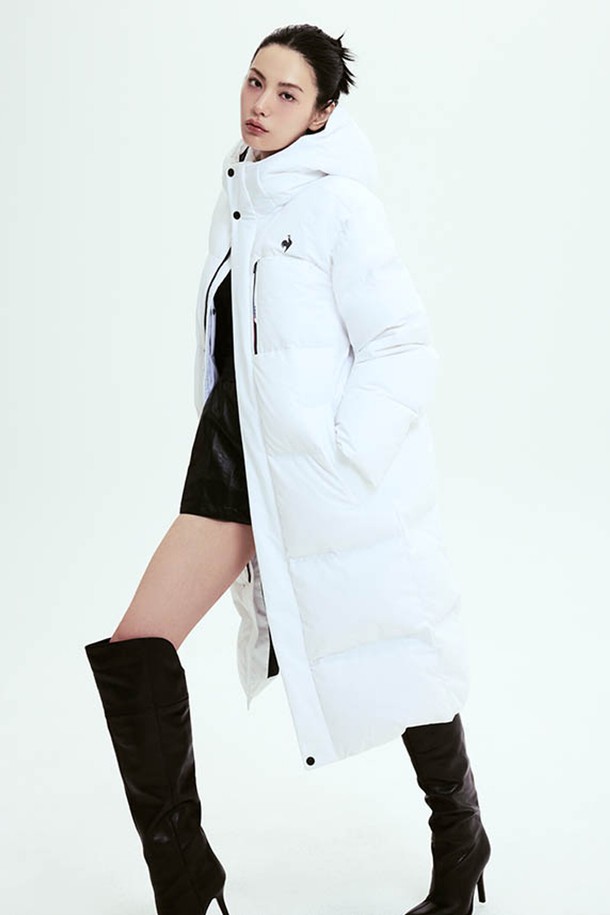 유니 레귤러핏 벤쳐 구스 롱다운자켓 - 화이트 QQ423EDJN2는 남녀 모두 착용 가능한 롱다운 재킷입니다. 일상, 스포츠 활동에 적합하며, 캐주얼, 스포티, 미니멀 스타일을 소화합니다. RDS 인증 구스다운 충전재(80:20)와 발수 기능, 내부 소매 커프스 디테일로 보온성과 활동성을 높였습니다. 롱 기장에 집업 여밈 방식으로 편안하게 착용 가능하며, 레귤러핏과 부드러운 촉감으로 편안함을 더했습니다. 출근룩과 여행룩에 활용하기 좋은 디자인입니다.
