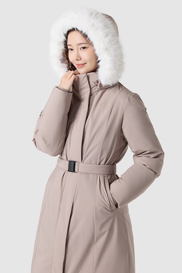 쌀쌀한 겨울 날씨에도 따뜻하고 스타일리시하게 연출할 수 있는 여성 레귤러핏 롱 구스 다운 재킷입니다. 베이직한 디자인에 부드러운 촉감과 두꺼운 두께감으로 뛰어난 보온성을 제공하며, 방수 기능까지 갖춰 활동성을 높였습니다. 허리 벨트와 퍼 트리밍 후드가 더해져 클래식, 미니멀, 캐주얼 등 다양한 스타일을 연출할 수 있으며, 출근룩과 여행룩에 모두 잘 어울립니다. 롱 기장과 레귤러핏으로 편안하게 착용 가능하며, 무지 디자인의 베이지 컬러는 어떤 옷에도 매치하기 용이합니다. 집업 스타일의 긴소매 다운 재킷으로, 겨울철 당신의 스타일을 완성해보세요.
