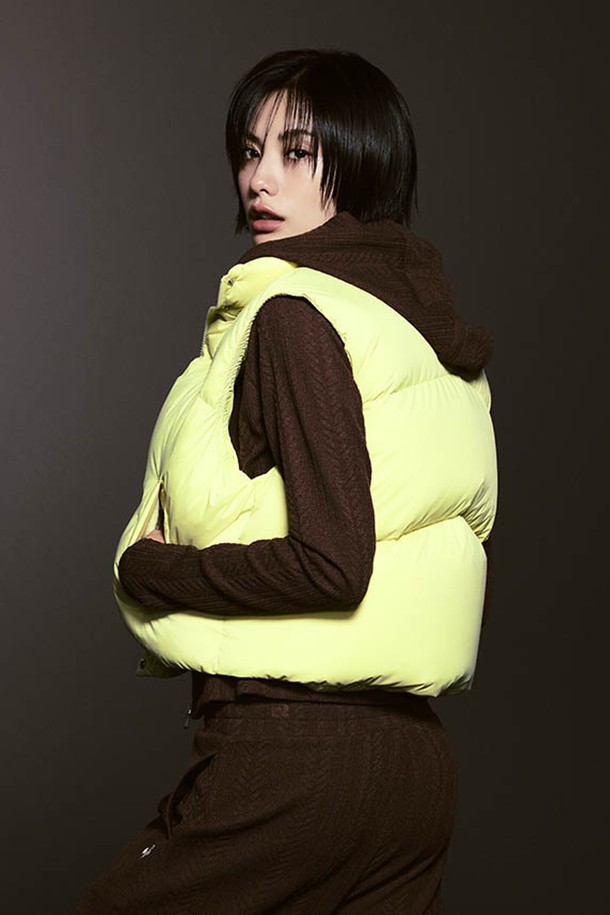 여성 네쥬 루즈핏 다운 베스트 - 옐로우 QQ422ODVO3는 겨울철 캐주얼룩을 위한 필수템입니다. 옐로우, 블랙, 아이보리 세 가지 색상으로 출시되어 취향에 맞게 선택할 수 있습니다. 넉넉한 루즈핏으로 편안한 착용감을 선사하며, 나일론과 폴리에스터 혼방 소재에 두꺼운 두께감으로 보온성을 높였습니다. 안감은 패딩 처리되었으며, 오리털 80%과 오리 깃털 20%의 충전재로 더욱 따뜻하게 착용할 수 있습니다. 지퍼형 여밈 방식으로 간편하게 착용 가능하며, 출근룩이나 일상복으로 활용하기 좋습니다.
