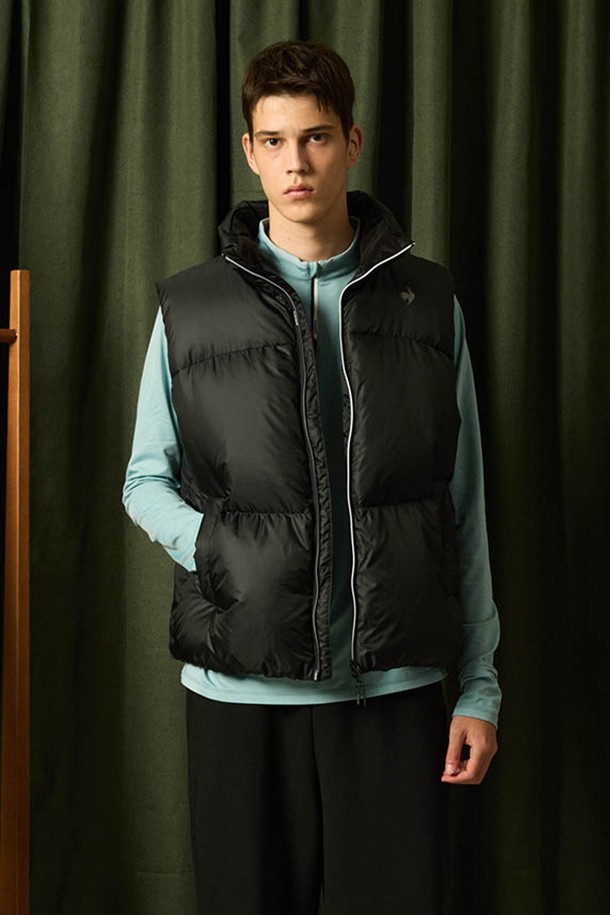 르에어로 퍼텍스 다운 베스트 - 블랙 QQ423EDVN4는 남녀 공용으로 착용 가능한 겨울철 방한 베스트입니다. 블랙과 화이트베이지 두 가지 색상으로 출시되어, 어떤 스타일에도 쉽게 매치할 수 있습니다. 일상복은 물론, 등산룩과 같은 스포티하고 캐주얼한 활동에도 적합하며, 미니멀한 디자인을 선호하는 분들께도 추천합니다. 가볍고 따뜻한 다운 충전재와 퍼텍스 소재를 사용하여 보온성과 경량성을 동시에 잡았으며, 부드러운 촉감의 레귤러핏으로 편안하게 착용 가능합니다. 집업 방식에 민소매 디자인으로, 레이어드하여 다양한 스타일을 연출할 수 있습니다.
