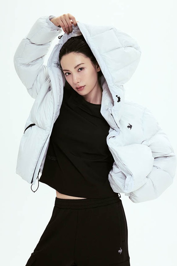 "르에어로 퍼텍스 구스 숏 다운자켓"은 가볍고 따뜻한 겨울철 필수 아이템입니다. 남녀 공용으로, 일상과 가벼운 스포츠 활동에 적합하며, 산책룩 연출에도 좋습니다. 부드러운 촉감의 폴리에스터, 나일론 혼방 소재에 구스다운(솜털 80%, 깃털 20%) 충전재를 사용하여 보온성과 경량성을 동시에 갖췄습니다. 화이트, 블랙, 브라운, 블루의 다양한 색상으로 출시되었으며, 캐주얼, 스포티, 미니멀 스타일을 연출하기 좋습니다. 집업 방식의 레귤러핏 숏 다운자켓입니다.
