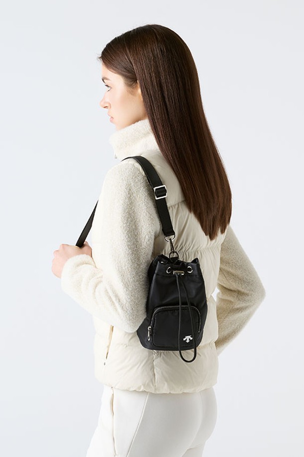 우먼스 미니 버킷백 블랙 SQ322UBG74는 여성스러운 스타일을 완성하는 미니 버킷백입니다. 가볍고 튼튼한 폴리에스터 소재로 제작되었으며, 블랙과 카멜 두 가지 색상으로 출시되었습니다. 간결한 디자인에 버클 장식으로 포인트를 더했으며, 숄더백과 크로스백 두 가지 스타일로 연출할 수 있습니다. 조임용 끈으로 내용물을 안전하게 보관할 수 있으며, 일상생활에서 미니멀하고 클래식한, 그리고 캐주얼한 스타일을 연출하기에 적합합니다.
