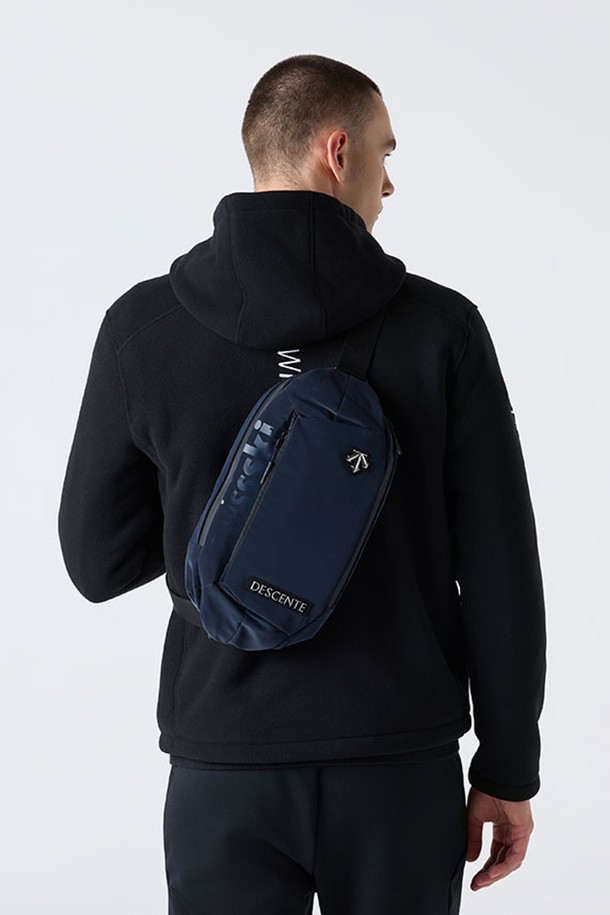 스위스 스키 라지 힙색 네이비 SQ423IBGO1는 남성을 위한 스포티한 스타일의 힙색입니다. 네이비 컬러의 무지 디자인으로, 폴리에스터, 레이온, 폴리우레탄 소재를 사용하여 제작되었습니다. 넉넉한 수납을 위한 라지 사이즈에 슬림백, 박스형 디자인이 특징입니다. 2-way 착용이 가능하며, 에어메쉬 등판으로 통기성을 높였습니다. 지퍼형 잠금 방식으로 스포츠 활동 및 일상에서 편리하게 사용할 수 있습니다.
