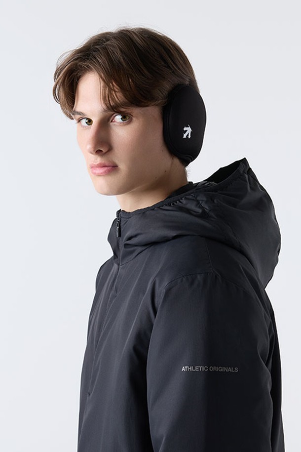 러닝 귀마개 블랙 SQ323RWA91은 러닝, 스포츠 활동, 일상생활에서 활용하기 좋은 귀마개입니다. 부드러운 촉감의 폴리에스터, 폴리우레탄 혼방 소재로 제작되어 편안한 착용감을 제공하며, 쇼트퍼 안감으로 보온성을 높였습니다. 하이프리퀀시 로고 장식과 블랙 컬러의 조화는 스포티하면서도 미니멀한 스타일을 연출합니다. 몰드 적용으로 사이즈 조절이 가능하며, 겨울철 러닝룩, 데일리룩, 산책룩에 잘 어울립니다.
