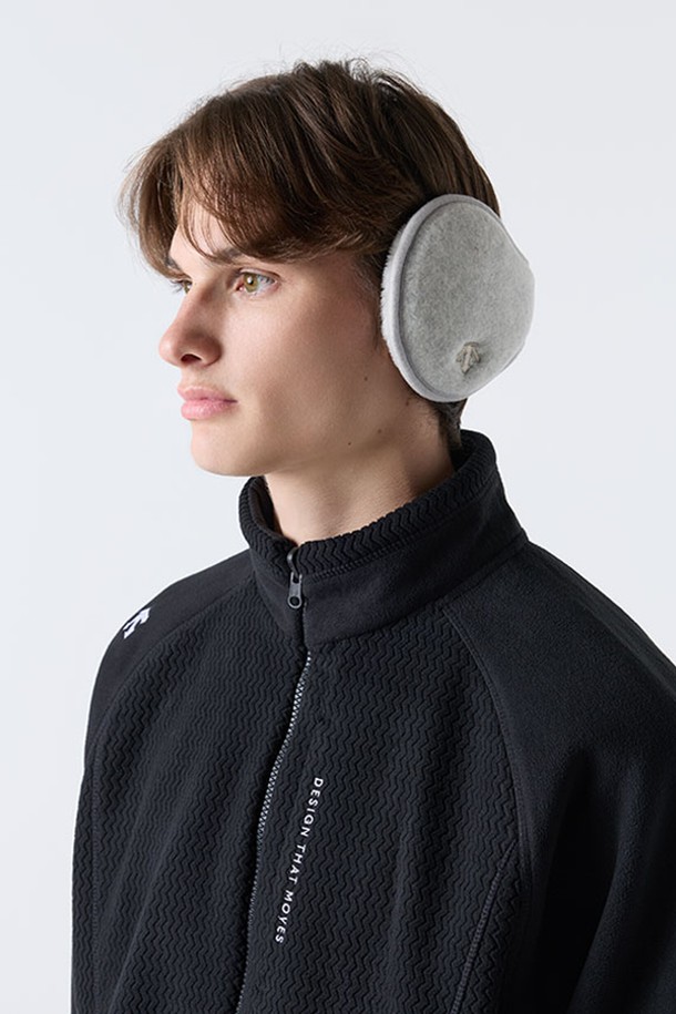 플리스 귀마개 아이보리 SQ323UWA92는 부드러운 촉감과 두꺼운 두께로 뛰어난 보온성을 제공하는 겨울철 필수 방한 용품입니다. 캐주얼, 미니멀, 클래식 스타일을 추구하는 분들께 적합하며, 무지 디자인에 자수 디테일이 더해져 포인트를 더했습니다. 귀를 편안하게 감싸는 몰드 구조와 사이즈 조절 기능으로 편안한 착용감을 선사하며, 겨울 데일리룩, 산책룩, 집콕룩 등 다양한 TPO에 활용 가능합니다. 안감은 퍼(Fur)로 마감되어 부드러운 착용감을 느낄 수 있습니다.
