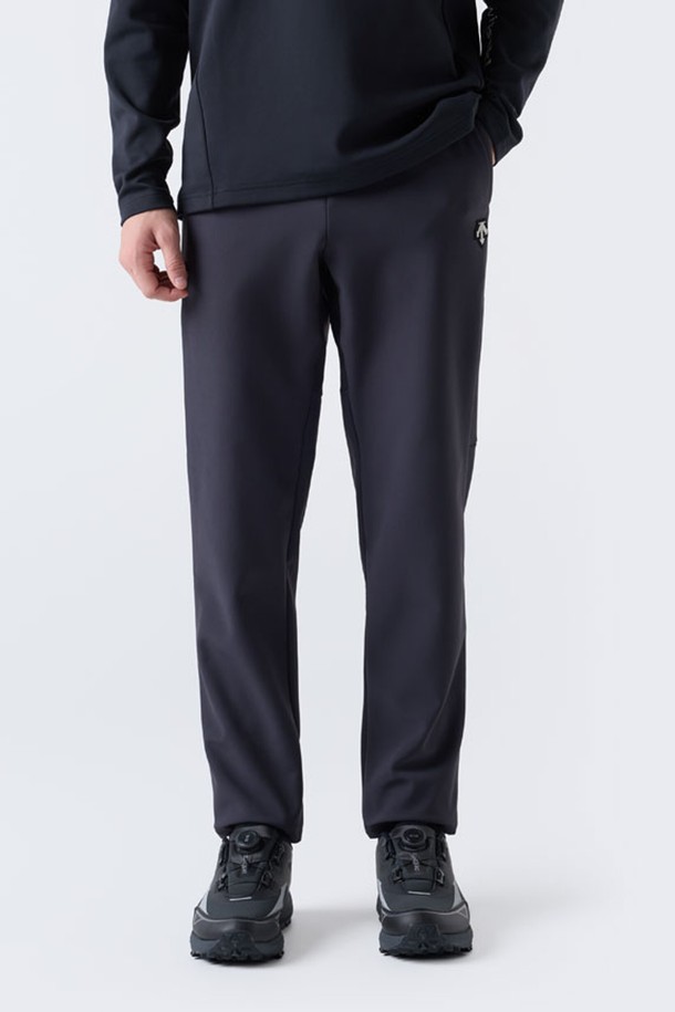 가을, 겨울 시즌에 적합한 스트레치 본딩 팬츠 차콜 그레이 SQ421SPTO2입니다. 남녀 모두 착용 가능하며, 캐주얼, 미니멀, 스포티한 스타일을 연출할 수 있습니다. 보온성이 뛰어나고 신축성이 좋은 폴리에스터, 폴리우레탄 혼방 소재로 제작되었으며, 부드러운 촉감을 자랑합니다. 레귤러핏 긴바지로, 일상, 스포츠 활동은 물론 산책, 여행 시에도 편안하게 착용할 수 있습니다. 사이드 지퍼 포켓과 벨트 루프, 활동성을 고려한 절개 라인이 특징입니다.
