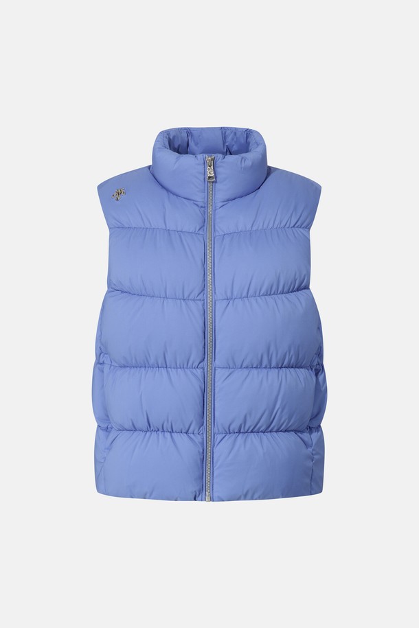 블루 컬러의 여성용 덕 다운 베스트입니다. 일상과 캐주얼 스타일을 위해 디자인되었으며, 겨울철 보온성을 책임지는 두꺼운 두께감의 패딩 베스트입니다. 나일론, 오리솜털, 오리깃털 소재로 제작되어 부드러운 촉감을 선사하며, 가볍게 착용할 수 있는 경량 제품입니다. 민소매 디자인과 집업 여밈 방식으로 편안하게 입고 벗을 수 있으며, 크롭 기장으로 캐주얼하고 스포티한 무드를 연출합니다.
