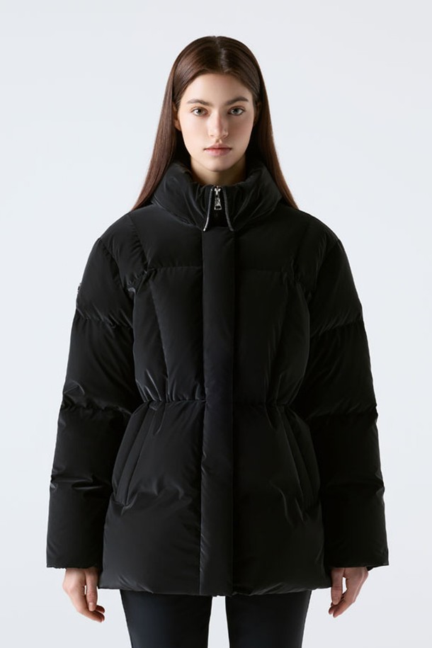 우먼스 캐논 미들 다운 재킷 블랙 SQ422SDJO3는 겨울철 일상룩과 여행룩, 산책룩에 모두 잘 어울리는 여성용 다운 재킷입니다. 캐주얼, 스포티, 미니멀 스타일을 추구하는 분들에게 적합하며, 부드러운 촉감과 두꺼운 두께로 뛰어난 보온성을 제공합니다. 오리 솜털 80%, 오리 깃털 20%의 충전재를 사용하여 가볍고 따뜻하며, 집업 스타일의 미디엄 기장 패딩 재킷입니다. 오버핏 디자인에 블랙 컬러로 어떤 옷에도 쉽게 매치할 수 있으며, 경량 기능으로 활동성을 높였습니다.
